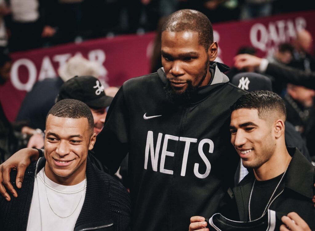 姆巴佩攜手摩洛哥好友現身NBA　與籃網球星合照！預計16日法甲復出