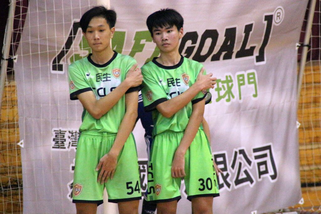 「足球就像鏡子一樣」　民生國中球員賽後馬上看影片檢討