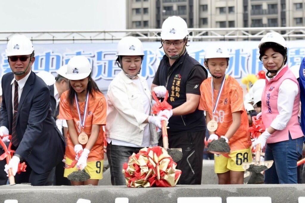 五星市長盧秀燕推運動建設獲好評　千人歡慶臺中國際足球園區開工