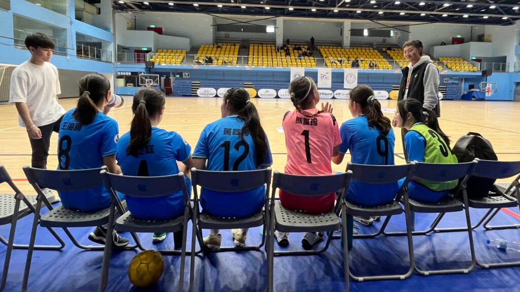 竹科實中女籃隊上週剛打進HBL乙組複賽　組女足來中學五人制享受和強隊踢球樂趣