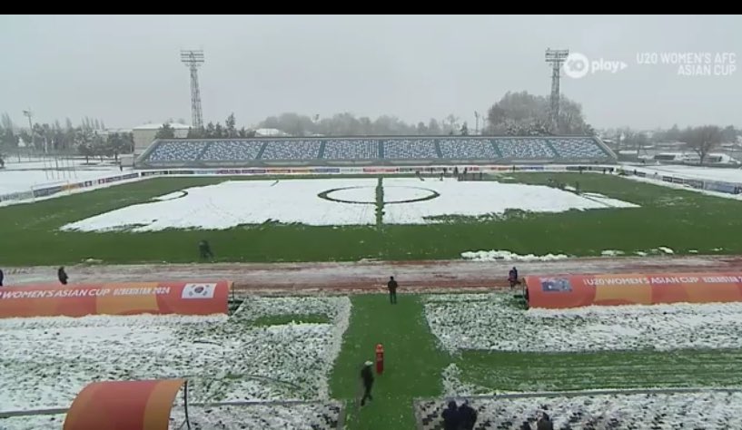 這樣也能比　南韓球員踢定位球前先挖雪
