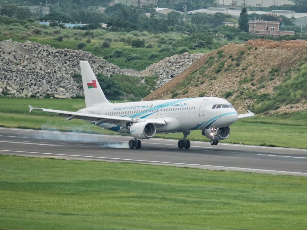 阿曼男足隊搭國王專機扺台 　6日世足資格賽台北田徑場踢館