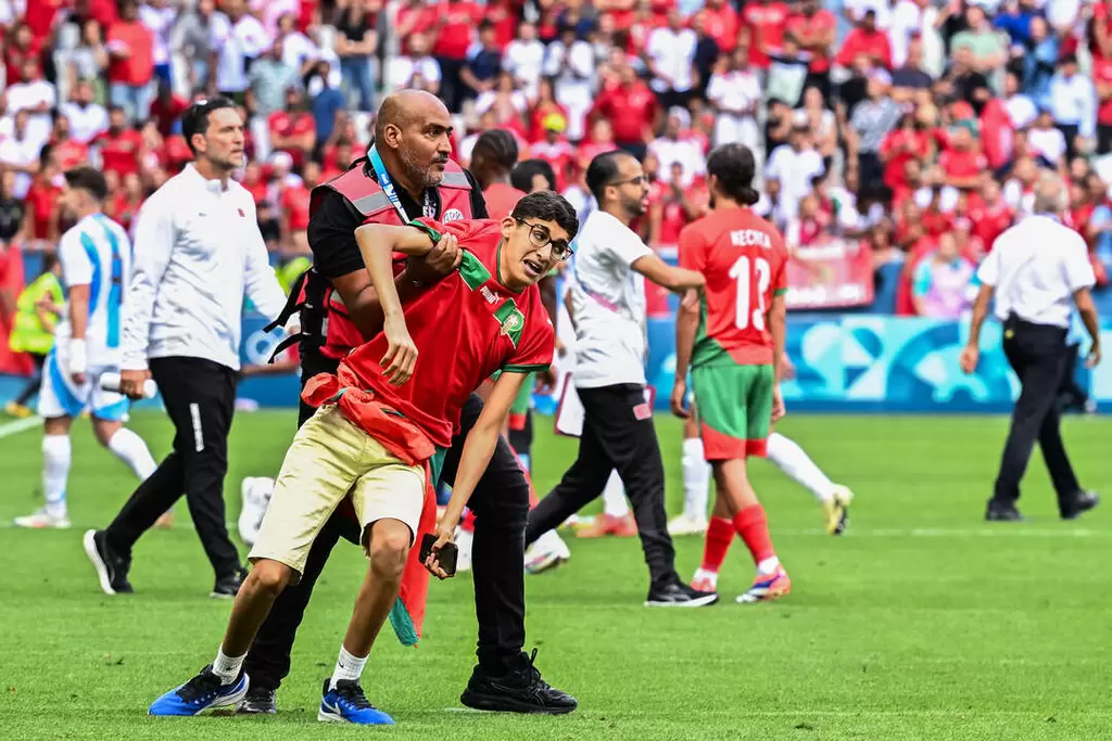 奧運男足首戰球迷衝進場內意外　清空球場阿根廷VAR輸球梅西都怒了