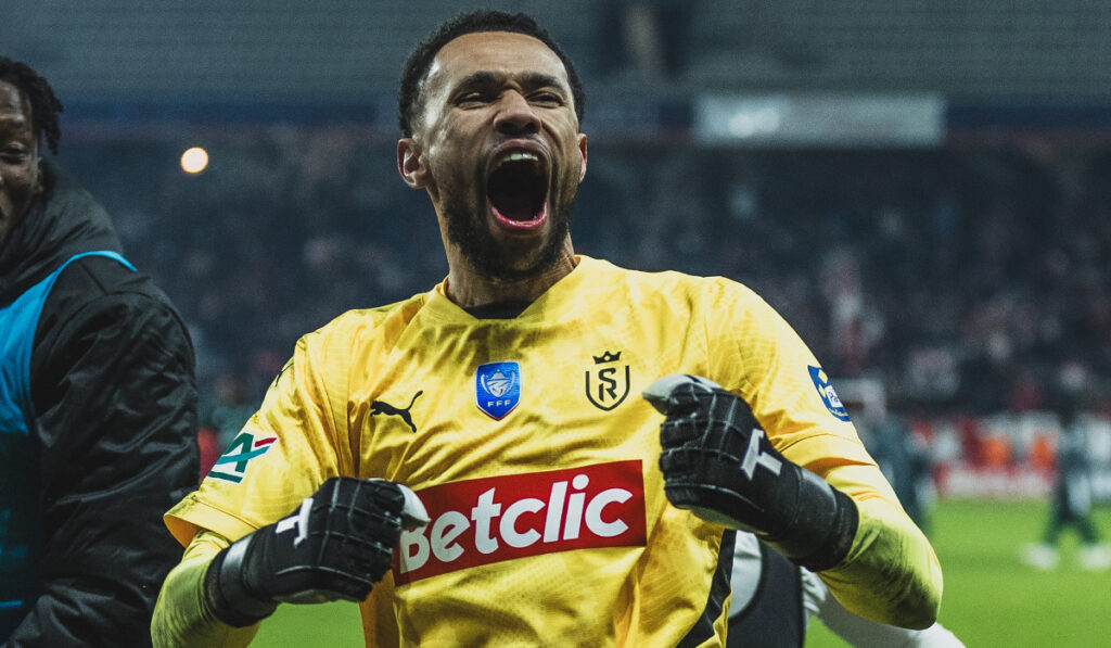 塞內加爾替補門將成「毛巾守護者」!場邊慘遭球僮拖行 塞內加爾替補門將成「毛巾守護者」!場邊慘遭球僮拖行