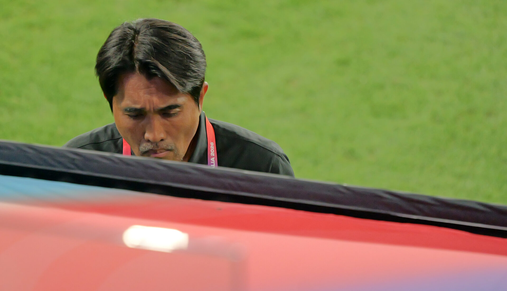 總教練查克摩爾領導爭議　戰術混亂、矛盾、缺乏共識