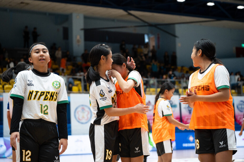 中學五人制／傳承東體冠軍血脈！昔日學姊蘇羿慈回歸　陪東體學妹淚擁金盃