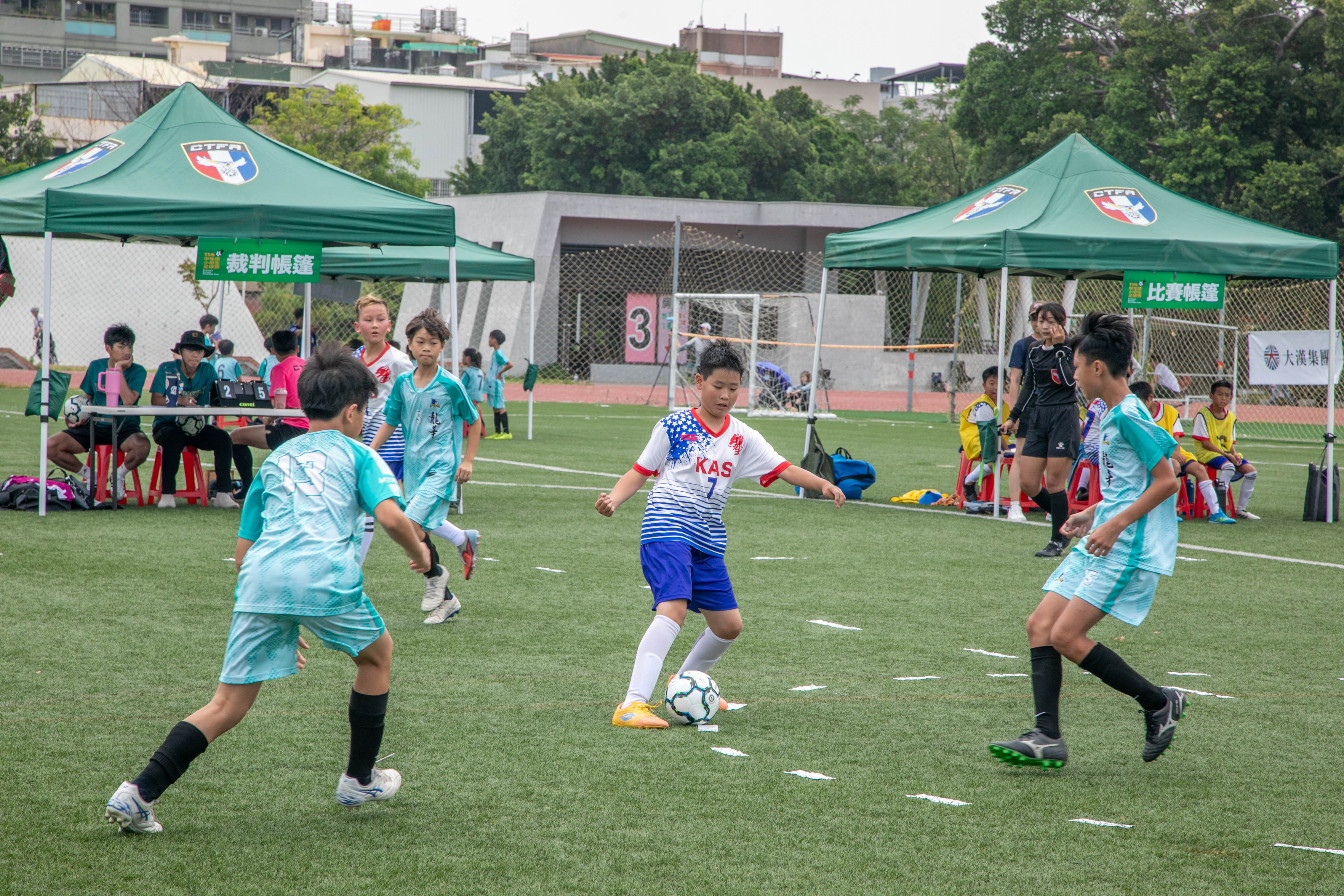 高雄美國學校初登場奪勝　科班教練簡瓅宏領軍：球員極具創造力
