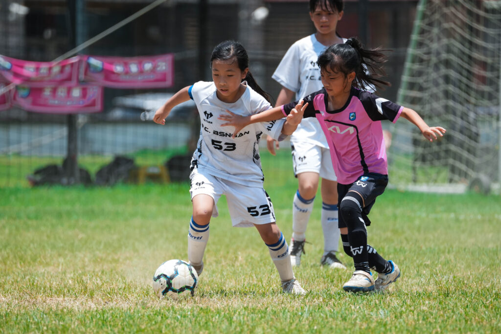 114小學生足球賽武士岸Girls延長賽封后　當家長也是教練，一場不停「重新建立」的親子足球